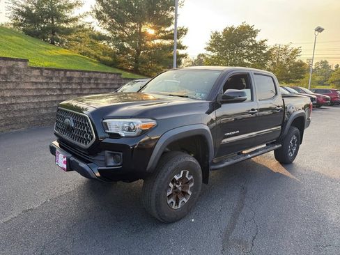 Used 2018 Toyota Tacoma TRD Off-Road AWD/4WD image 8