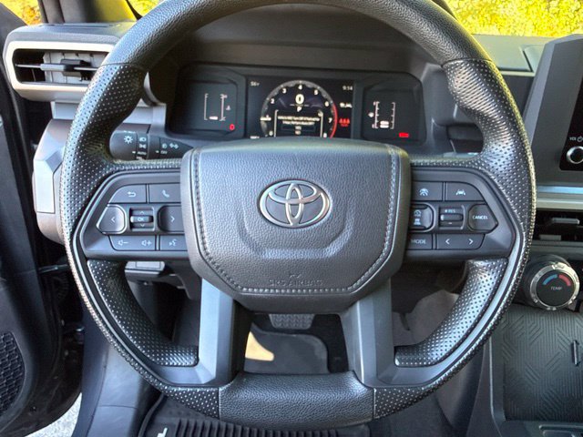Used 2025 Toyota Tacoma SR5 AWD/4WD image 17