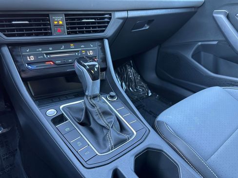 Used 2025 Volkswagen Jetta SE image 41