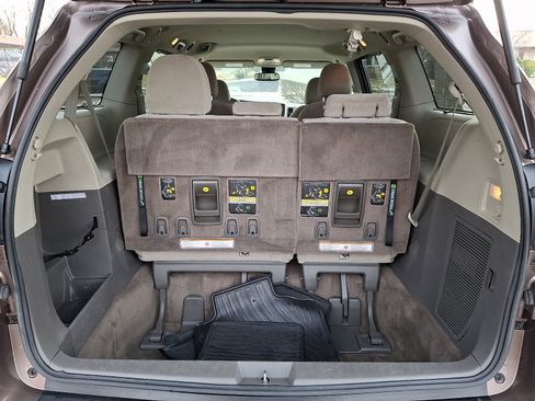 Used 2018 Toyota Sienna LE image 27