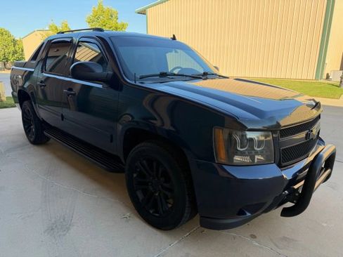 Used 2010 Chevrolet Avalanche LT w/ Regional Value Package image 5