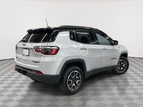 Used 2025 Jeep Compass Trailhawk w/ Trailer Tow Group AWD/4WD image 4