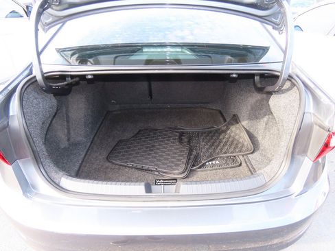 Used 2019 Volkswagen Jetta SE w/ Cold Weather Package image 11