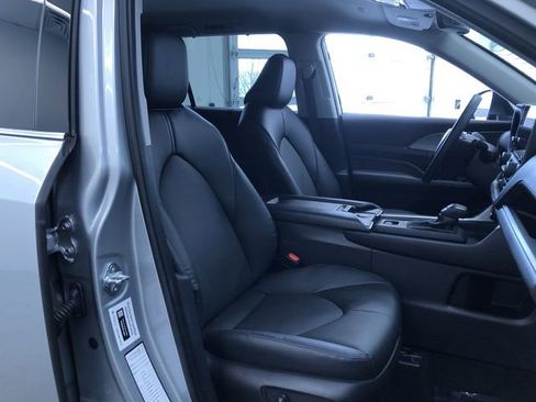 Used 2025 Toyota Grand Highlander AWD image 25