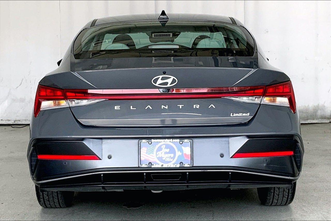 Used 2024 Hyundai Elantra Limited FWD image 3