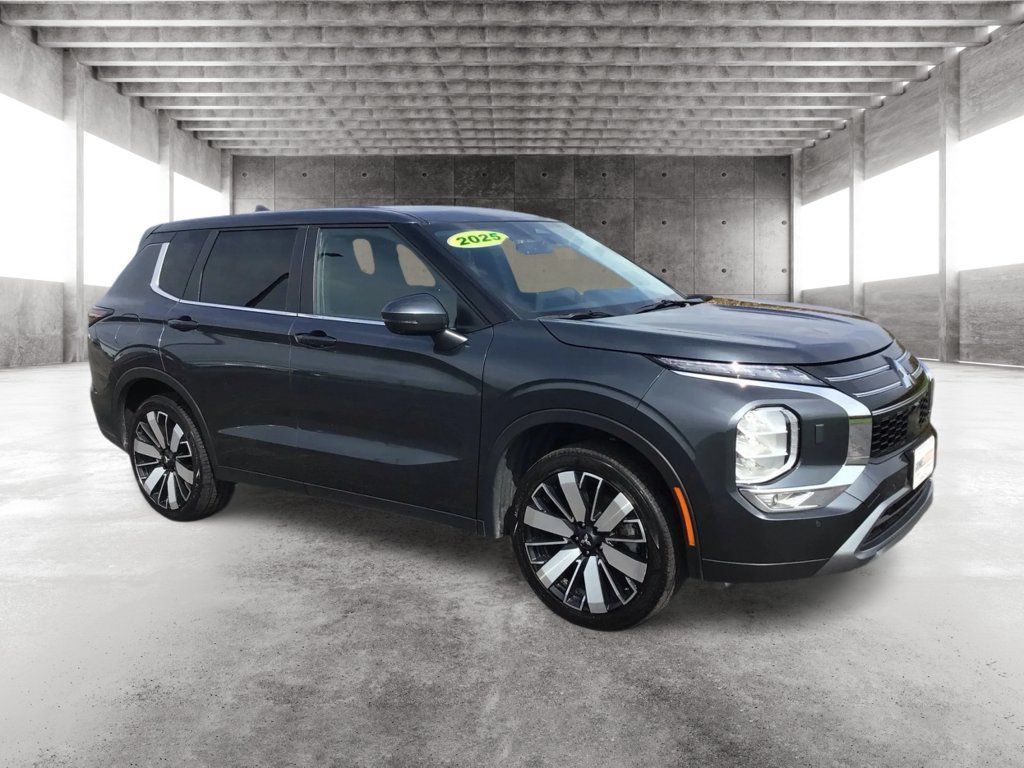 Used 2025 Mitsubishi Outlander AWD image 3