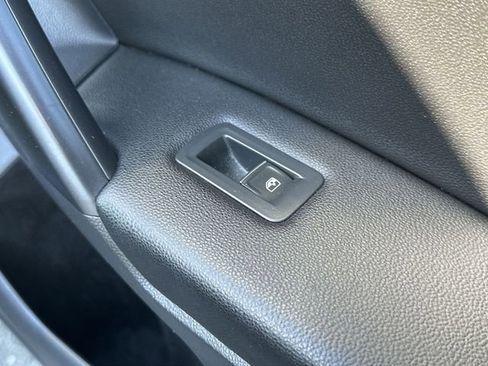 Used 2021 Volkswagen Tiguan SE image 31