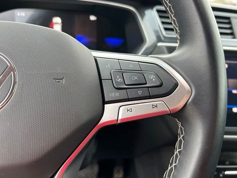 Used 2024 Volkswagen Tiguan SE image 32