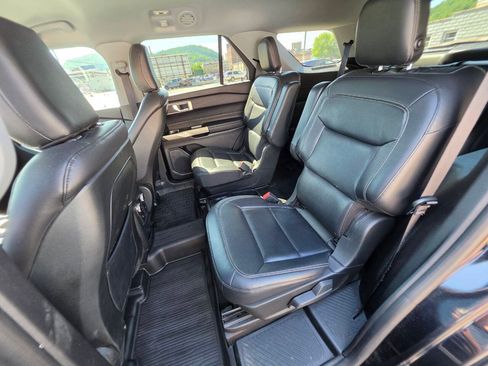 Used 2020 Ford Explorer XLT w/ Equipment Group 202A AWD/4WD image 15