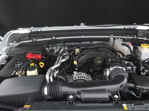 Used 2025 Jeep Gladiator Sport AWD/4WD image 12