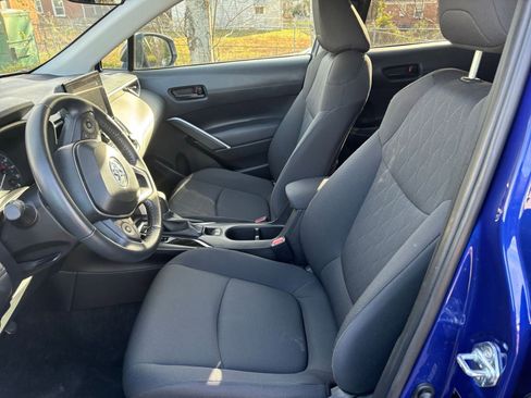 Used 2025 Toyota Corolla Cross LE image 27