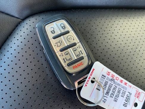 Used 2024 Chrysler Pacifica Touring-L image 22