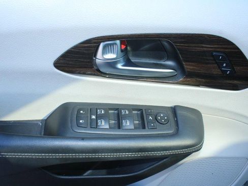 Used 2023 Chrysler Pacifica Limited image 10