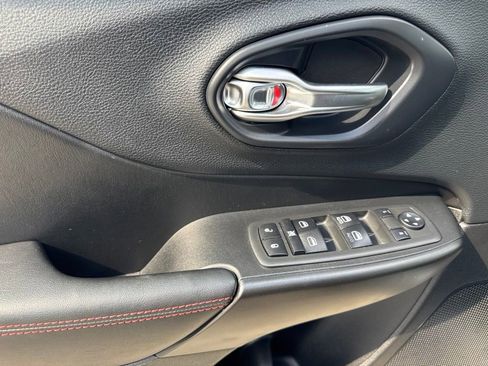 Used 2019 Jeep Cherokee Trailhawk w/ Cold Weather Group AWD/4WD image 22