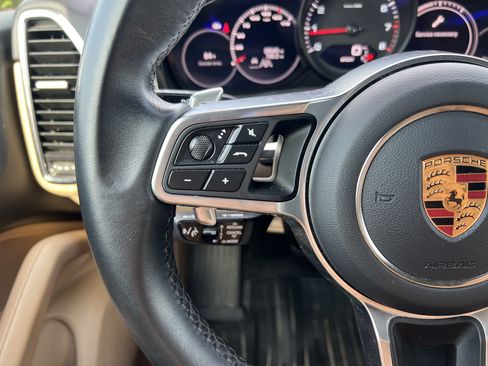 Used 2022 Porsche Cayenne AWD/4WD image 19