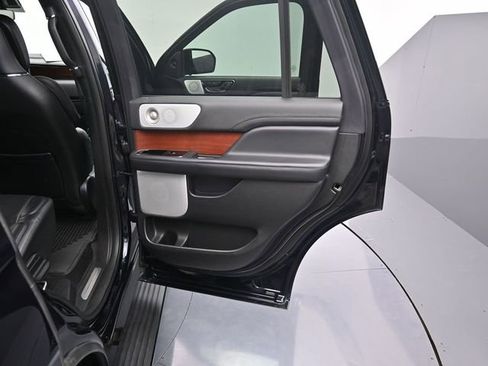 Used 2021 Lincoln Navigator Reserve w/ Luxury Package image 16