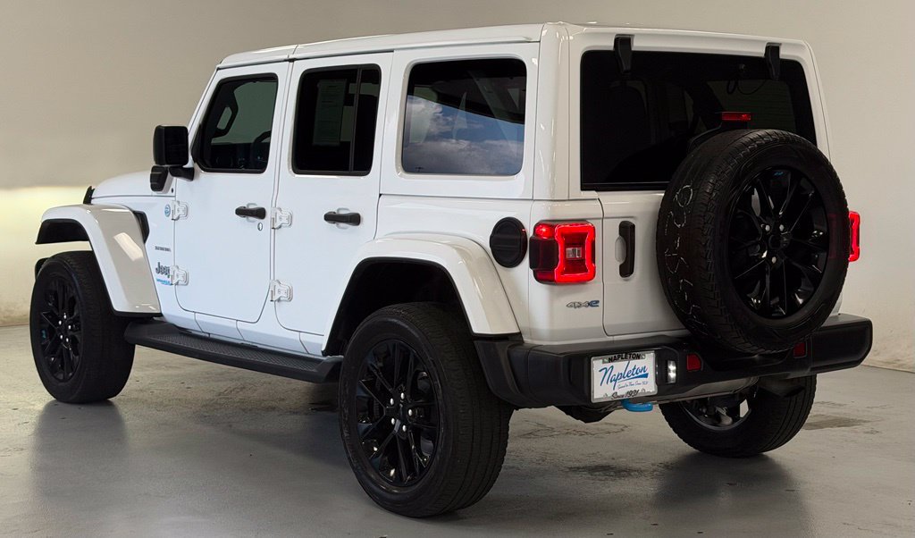 Used 2022 Jeep Wrangler Unlimited Sahara w/ Cold Weather Group AWD/4WD image 4
