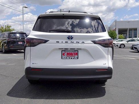 Certified 2025 Toyota Sienna LE FWD image 28