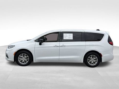 Used 2024 Chrysler Pacifica Touring-L FWD image 2
