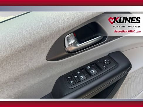 Used 2023 Chrysler Pacifica Touring-L FWD image 21