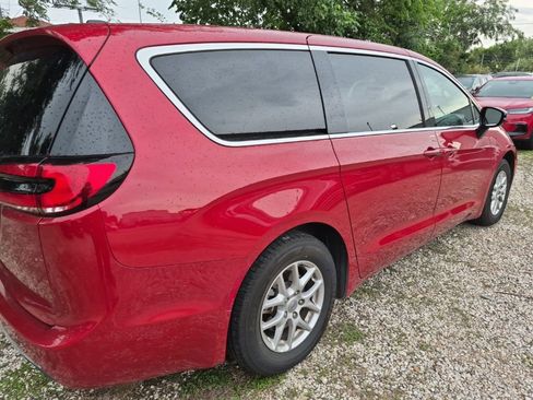 Used 2025 Chrysler Pacifica Select image 3