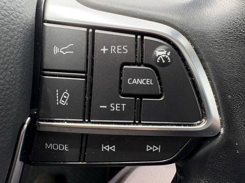 Used 2021 Toyota Highlander XLE AWD/4WD image 16