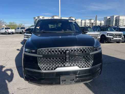 Used 2025 Lincoln Navigator Reserve image 21