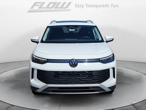 New 2026 Volkswagen Tiguan SE FWD image 2