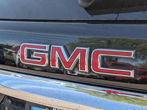 Used 2024 GMC Terrain SLT w/ Infotainment Package II AWD/4WD image 9
