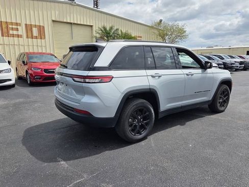 Certified 2024 Jeep Grand Cherokee Altitude image 11