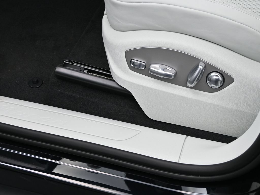 Certified 2026 Porsche Macan AWD/4WD image 21