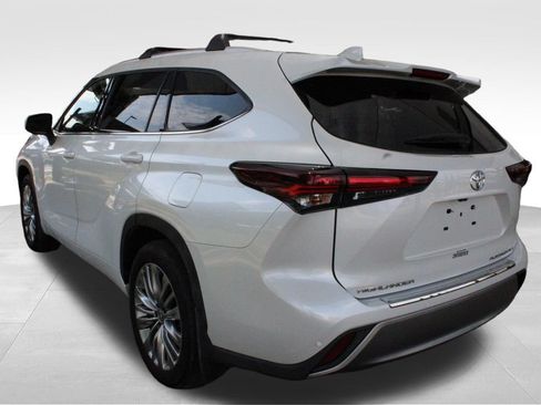 Certified 2026 Toyota Highlander Platinum AWD/4WD image 16