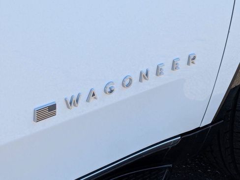 Used 2023 Jeep Wagoneer L Series II AWD/4WD image 38