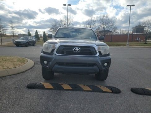 Used 2015 Toyota Tacoma PreRunner image 2