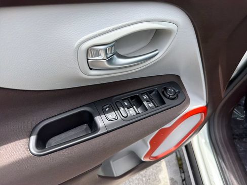 Used 2017 Jeep Renegade Latitude FWD image 16