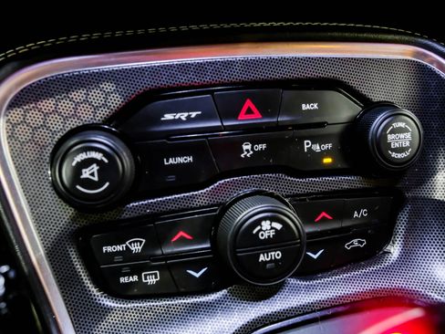 Used 2016 Dodge Challenger SRT image 27