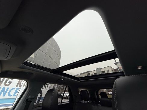 Used 2024 Ford Explorer XLT w/ Equipment Group 202A image 5