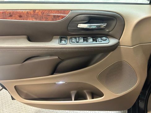Used 2016 Chrysler Town & Country Touring FWD image 4