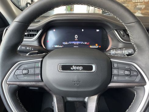 Used 2023 Jeep Grand Cherokee Limited w/ Black Appearance Package AWD/4WD image 30