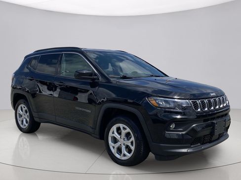 Used 2024 Jeep Compass Latitude AWD/4WD image 1