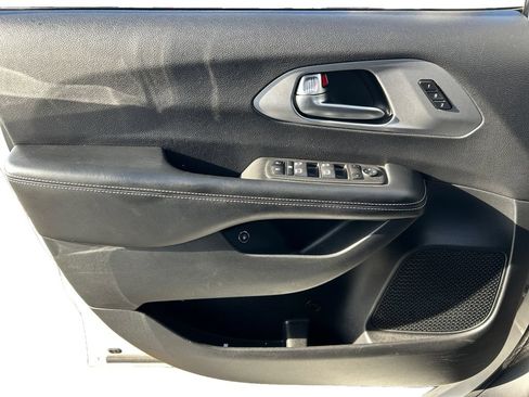 Used 2022 Chrysler Pacifica Touring-L w/ Uconnect Theater Family Group FWD image 18