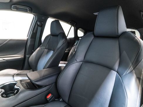 Certified 2024 Toyota Venza XLE AWD/4WD image 6