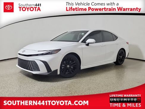 Used 2025 Toyota Camry SE FWD image 1