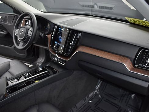 Used 2024 Volvo XC60 B5 Plus image 37