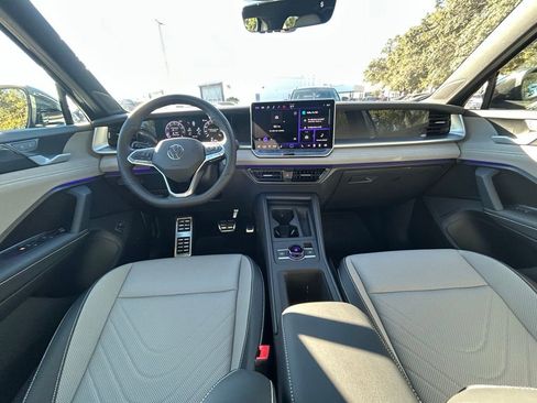 New 2026 Volkswagen Tiguan SE R-Line FWD image 10