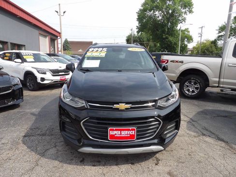 Used 2020 Chevrolet Trax LT w/ LT Convenience Package FWD image 2