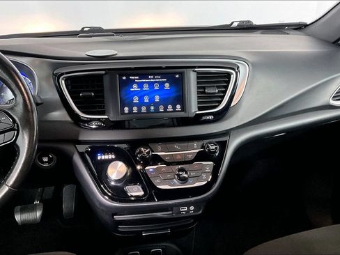 Used 2020 Chrysler Pacifica Touring w/ S Appearance Package FWD image 6