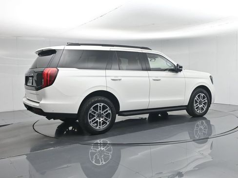 Certified 2025 Ford Expedition Active AWD/4WD image 6
