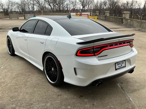 Used 2017 Dodge Charger R/T image 4