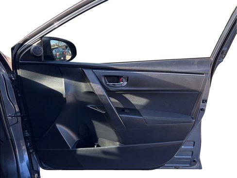 Used 2017 Toyota Corolla LE image 31